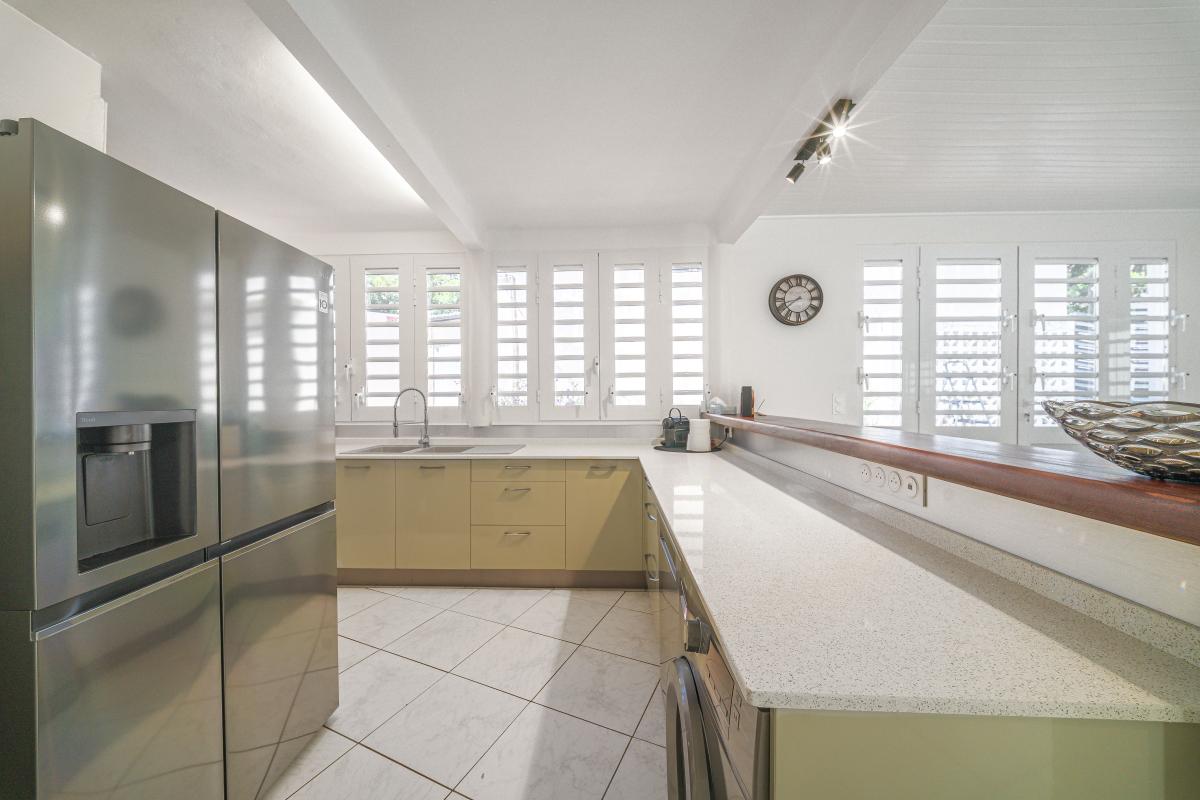 sejour-lumineux-cuisine-equipee-villa-diamant 11